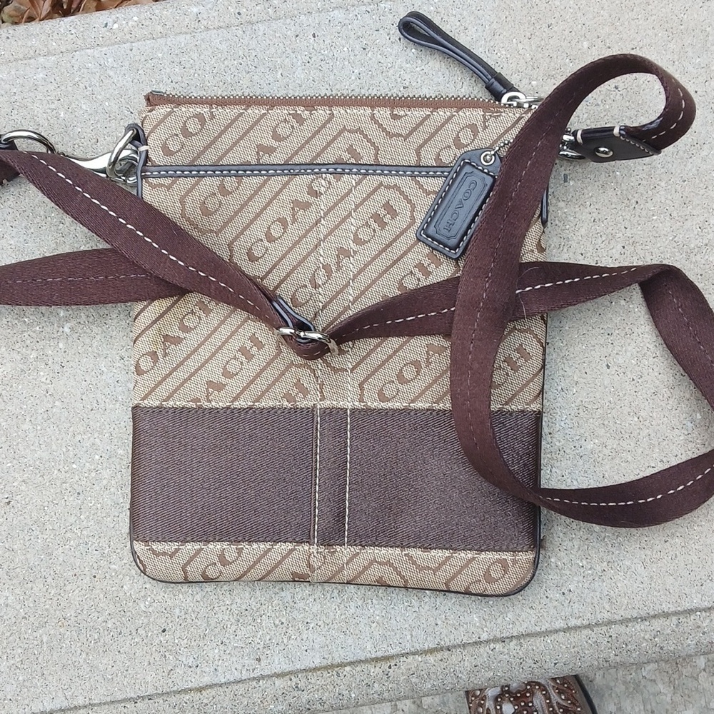 Coach Signature Stripe crossbody swingpack bag. - Picture 10 of 12